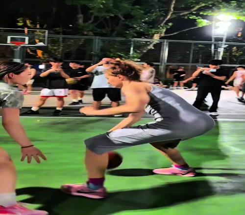 真强啊！俄罗斯1米85女篮1v1国内女篮爱好者打不过！