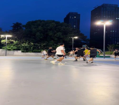 西热力江野球场单打失败，被指“太慢”，随即在评论区破防