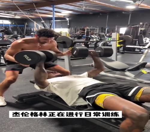 杰伦格林力量不俗啊！总计80多公斤的哑铃卧推拿捏了