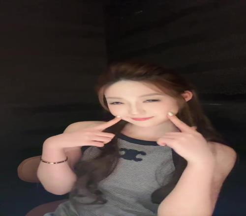 笑起来像月牙玉昆美女主持大晚上不睡觉在试图散发魅力