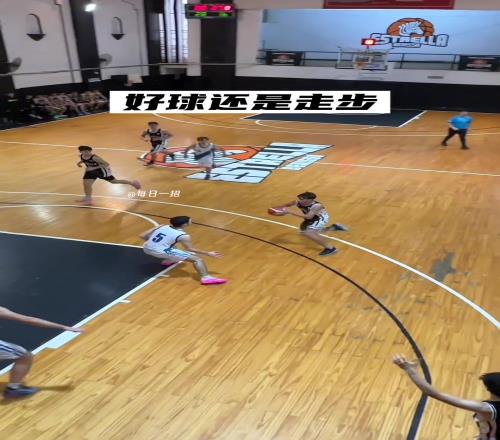 理性讨论一下：这哥们上篮是好球还是走步