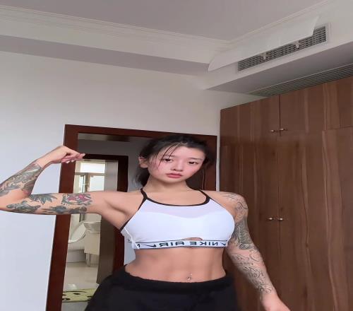 李添荣女友秀腹肌热舞：减肥中