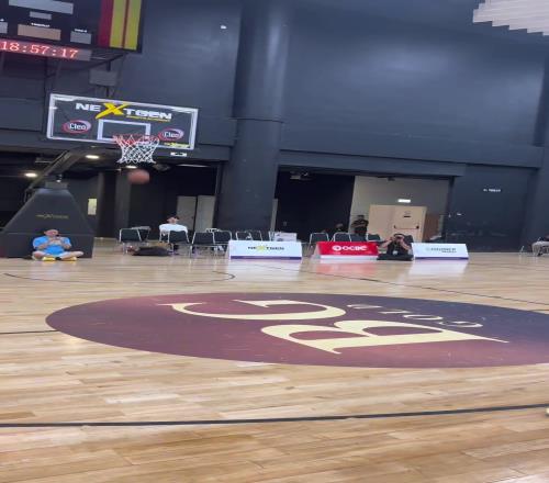 里夫斯在印尼进行1v1单挑训练感觉小里也没尽力铁了不少
