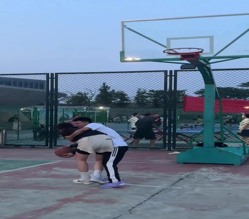 小姐姐晒1v1单挑视频：如何正确跟老板集梦会长打球