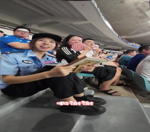 苏超的魅力！摄影师用相机偷偷感谢每一位为比赛默默付出的人