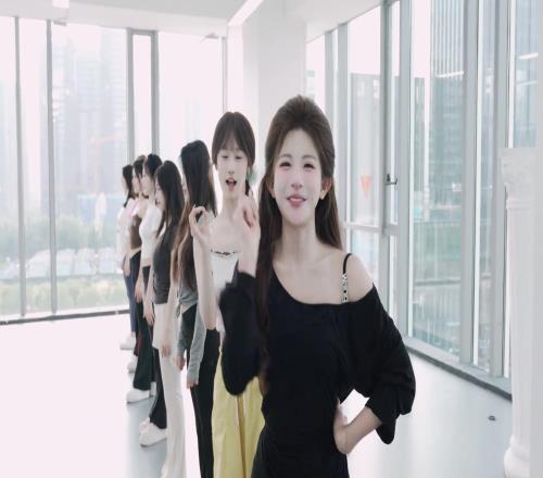 苏超小姐姐高抬一字马为常州加油：你们准备好进球了嘛