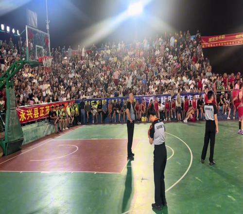 什么美女主裁判正在热身！！