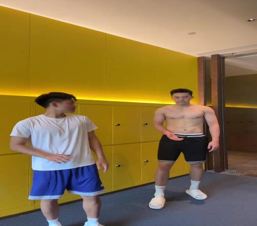男篮未来门面王俊杰和赵维伦一起尬舞