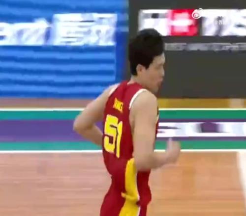 这真学过的FIBA喜感解说杨瀚森暴扣：噢Baby谢谢你