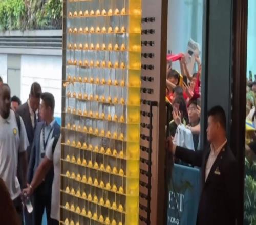 人气火爆！C罗随队抵达香港下榻酒店，周围挤满了球迷