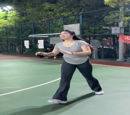 防守看着不够强度1米82野球场肘姐晒4v4连续进球视频