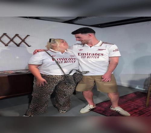 穿新赛季球衣的赖斯夫妇！国外球迷：这样的球员真不多了