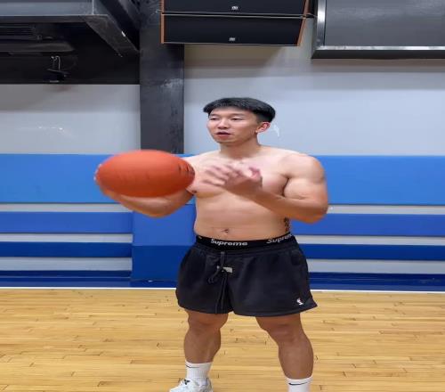 曹岩三分训练8中1遭摄影师嘲讽：篮筐角度还没调到进球角度吗