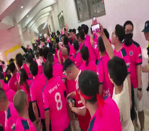 镇江球迷四奥后疯狂输出常州球迷：CNM！CNM！CNMCNM