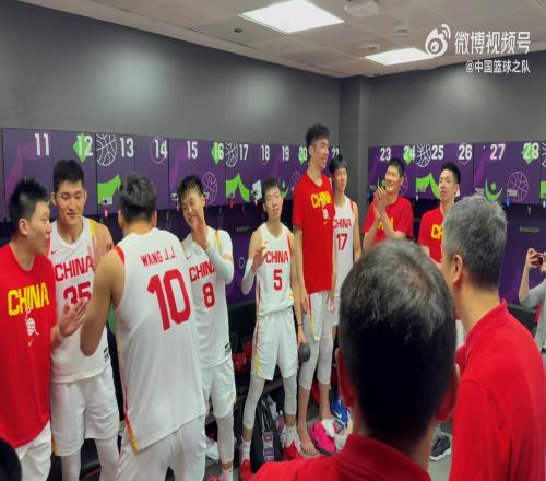 氛围到位！还有一场！中国男篮，加油！干就完事！