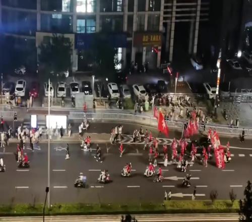 过年了！实拍：苏超常州队首球首胜，常州球迷走上街头庆祝