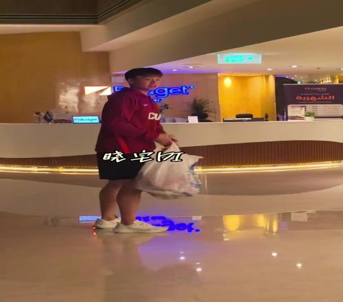 赵睿凌晨5点多回酒店遇到等待的球迷主动问笔给球迷签名