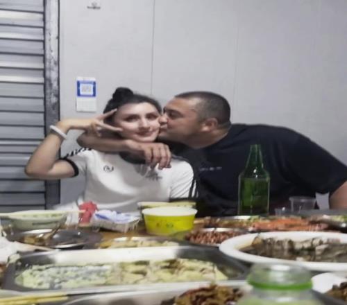 这是又和好了西热力江妻子晒西热亲吻自己画面：以后多包容
