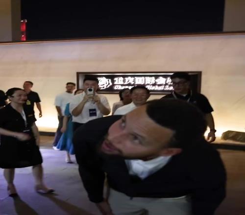 球迷围的里三层外三层！库里：让我康康来了多少人