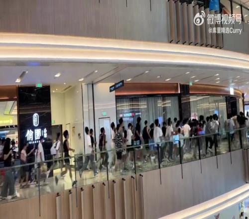 这就是超级巨星的人气！重庆大批球迷涌入商场，只为见库里一面