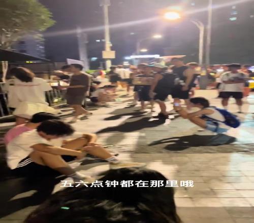 只为见偶像一面！库里球迷在酒店蹲守从下午一直等到晚上12点