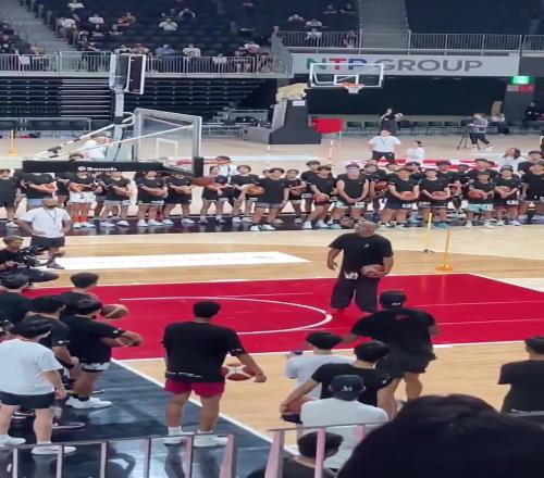 期待ing！八村给青少年们演示后撤步跳投