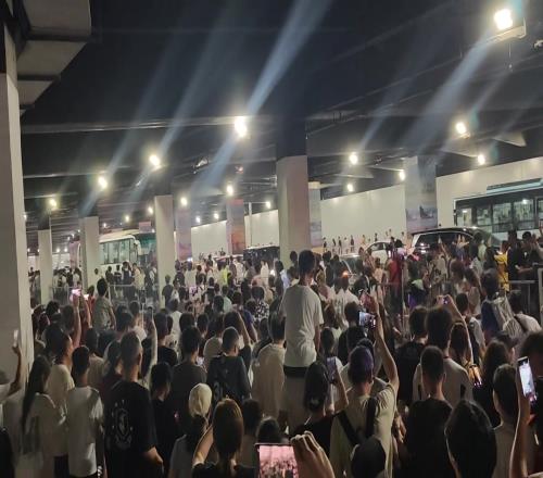 太疯狂了！大批库里球迷街头狂奔这场面堪比过年啊