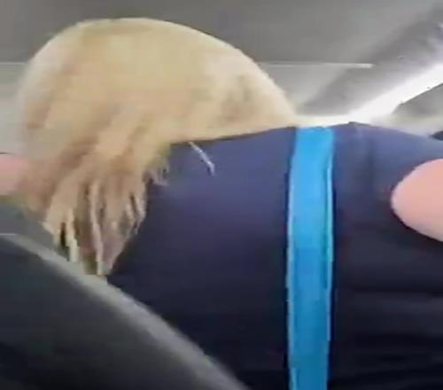 狠人！球迷大巴上，两位伯明翰女球迷拳脚相加