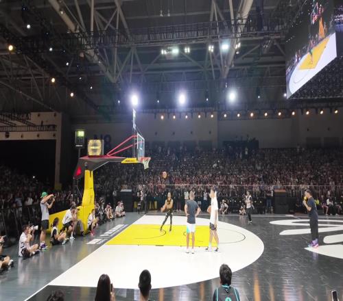 金州拉文宠粉球迷起哄：Dunk！库里秀转身双手自抛自扣