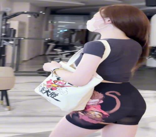 啊苏超媛身材是真好，还穿了个美猴王裤子来支持连云港