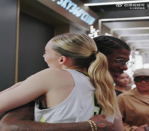 佩奇今日狂砍44分创新秀单场得分纪录！小贾、杰伦格林、切特纷纷前来祝贺
