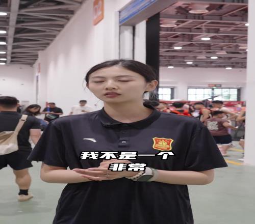 小篮球总决赛上的超绝美女教练！指挥时气场强大颜值逆天场下暖