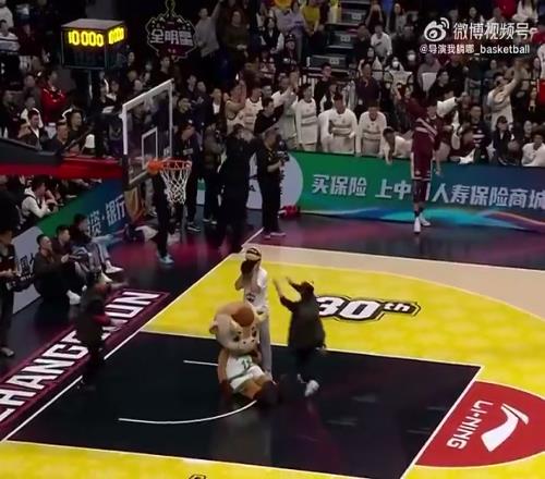 名场面！陈登星夺冠后想表演第一扣后工作人员冲出抢球不让扣