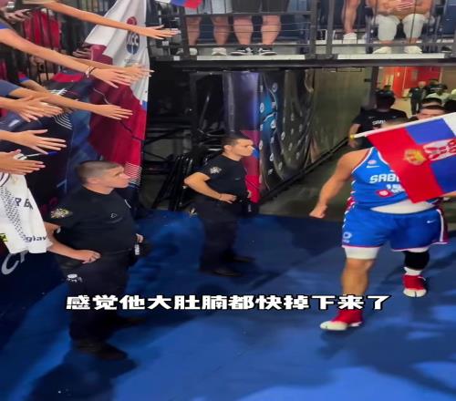 大胃袋这一块约老师衣服一撩肚腩就兜不住了