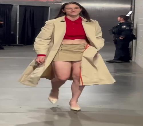 大长腿+高跟鞋！凯特琳克拉克难得穿的这么有女人味