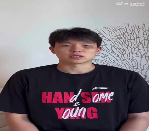淤青明显杨瀚森回复东契奇：感谢你的支持和鼓励！下赛季见！