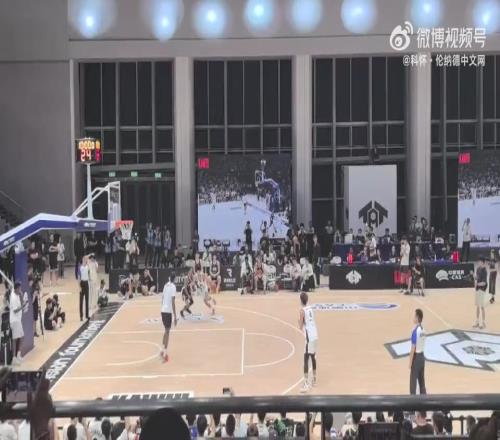 小卡中国行和球迷玩2v2，这防守，想在他头上得分太难了！