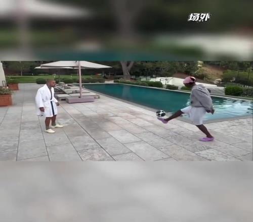 贾斯汀比伯还会踢球呢，花式颠球这两下是有点基本功啊