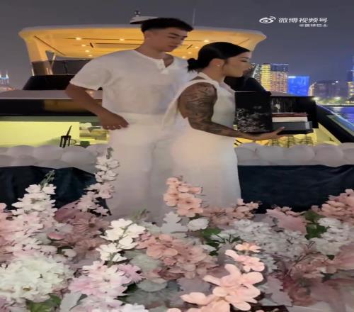 真美啊！李添荣向女友求婚，结束6年爱情长跑！