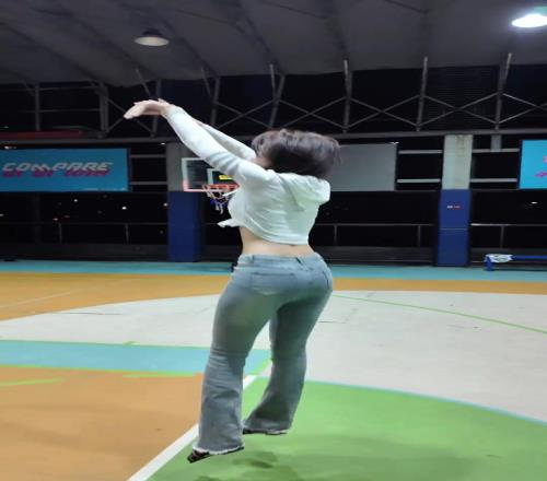 本来以为牛仔裤女生左手投篮已经是巅峰，没想到拖鞋才是绝杀