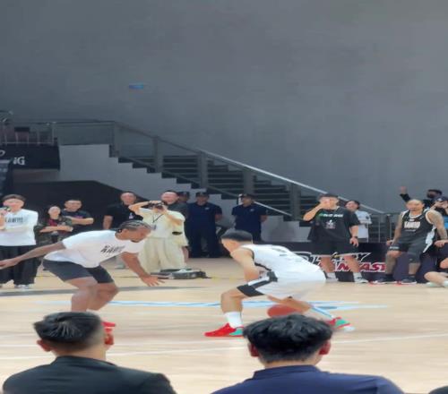 吸盘莱昂纳德这手是真大啊！防守李观洋还是收着防了！