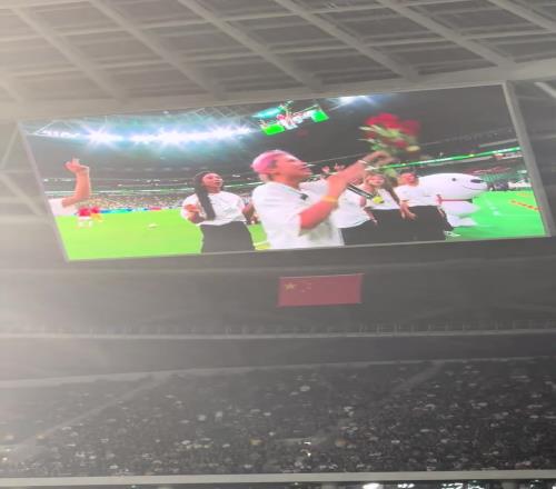 比比赛还精彩，实拍：工体上演女生向男生求婚成功温馨画面