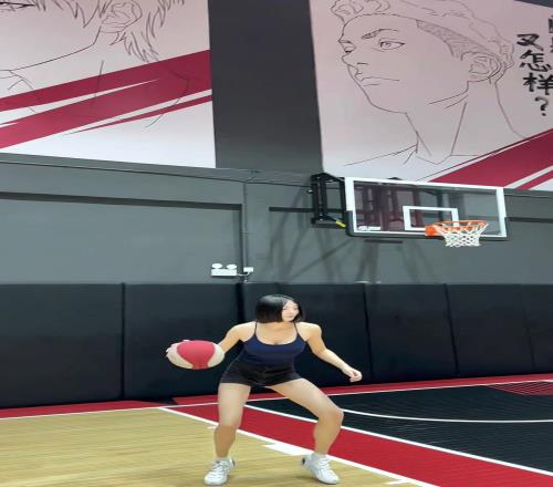 一丰满小姐姐晒视频：学了一下王俊杰的翻身后仰跳投