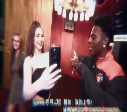 甲亢哥在美女敏感部位上签名，此刻是不是悔恨自己艺名太短了