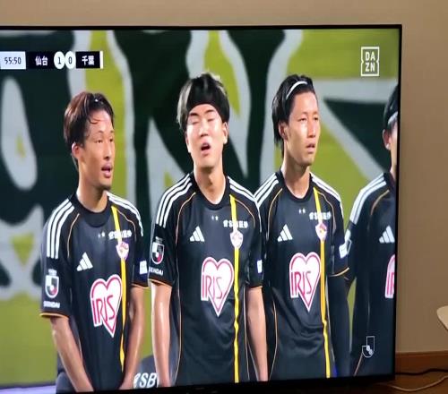 笑死对方对手罚任意球时仙台七夕人墙高举双手，扭屁股干扰