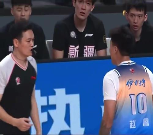 赵睿在新疆最经典一幕直接冲撞裁判，被驱逐出场！