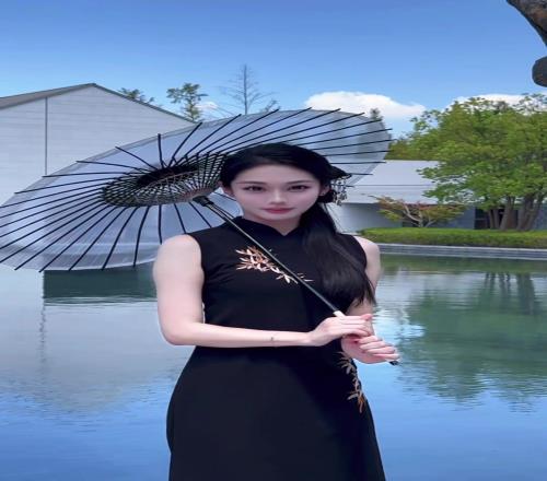 打把伞可太有意境了！美女主播婧雯的中式旗袍变装东方美学啊