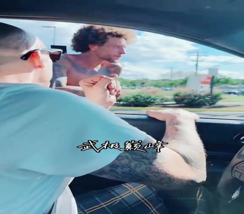 混成这样了曾经詹姆斯的队友德隆蒂韦斯特向等候红灯的路人乞讨