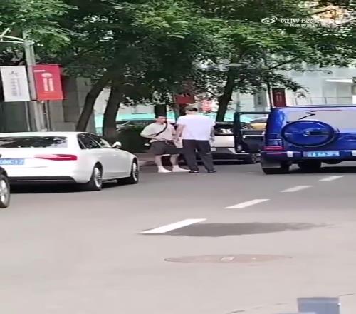 这下金金真去上海了！球迷此前拍到张镇麟与赵继伟依依不舍地拥抱