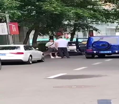 何时的视频球迷拍到张镇麟与赵继伟依依不舍拥抱